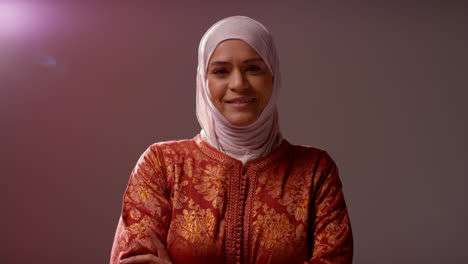 Studioporträt-Einer-Lächelnden-Muslimischen-Frau-Mit-Hijab-Vor-Schlichtem-Hintergrund-4